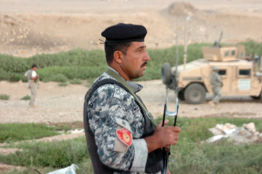 U.S., Iraqi Forces Search for Weapons Caches Outside Kirkuk