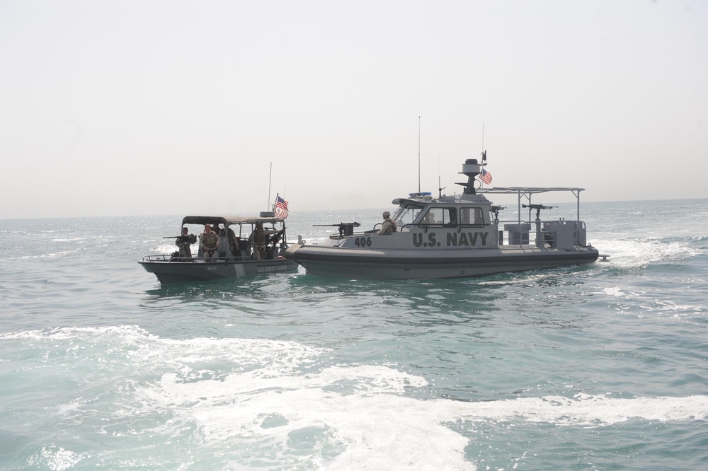 Sailors guard Kuwaiti port