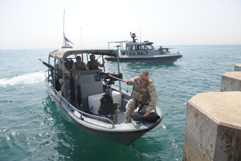 Sailors guard Kuwaiti port