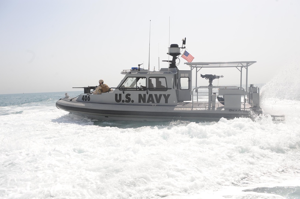 Sailors guard Kuwaiti port