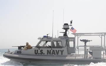 Sailors guard Kuwaiti port