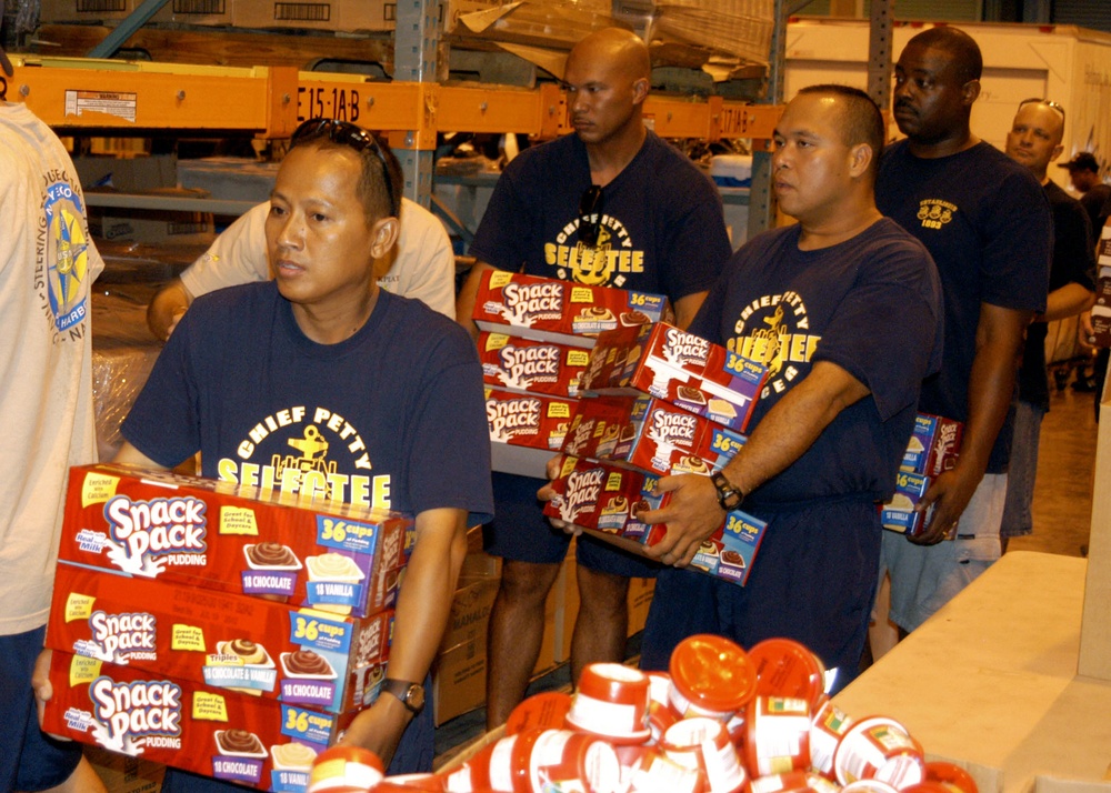 Chiefs volunteer at food bank