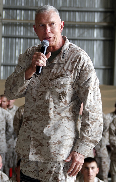 Marine commandant speaks to troop in Afghanistan
