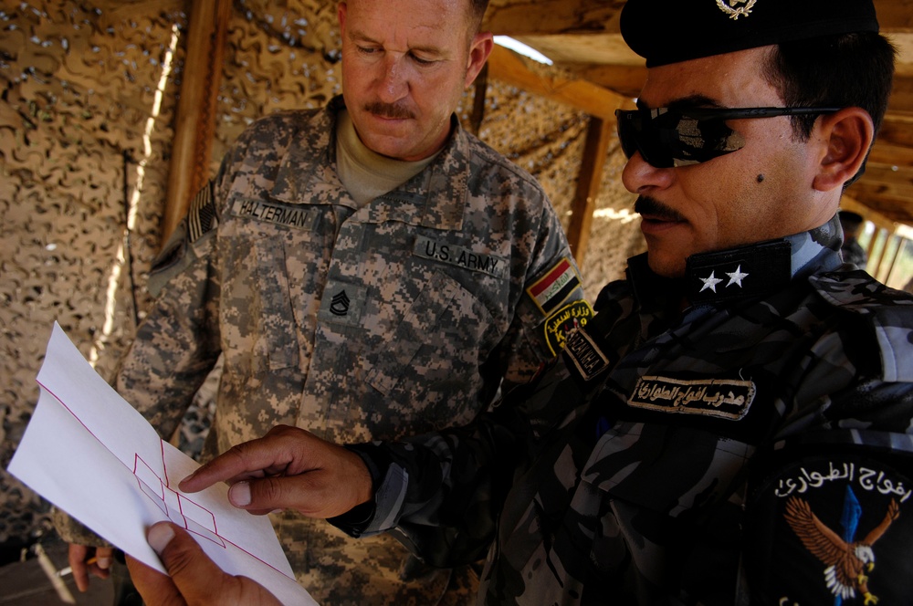 Iraqi policemen practice marksmanship skills