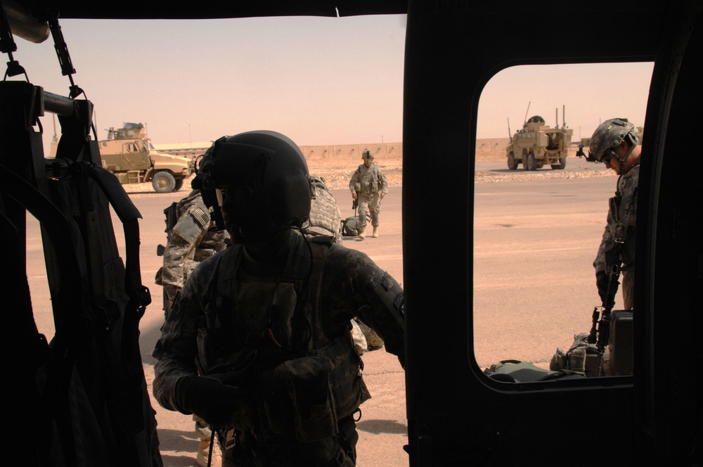 10th Mountain aviation transports troops