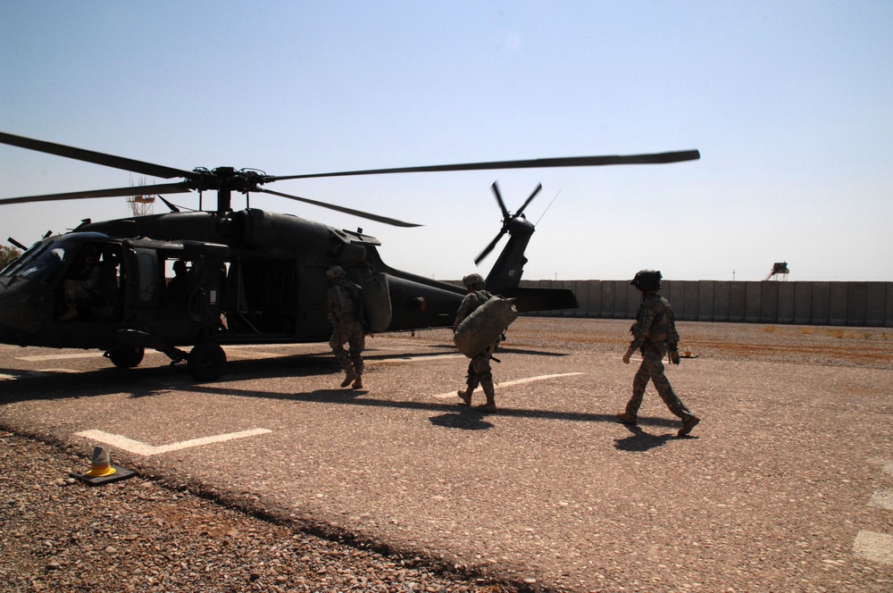 10th Mountain aviation transports troops