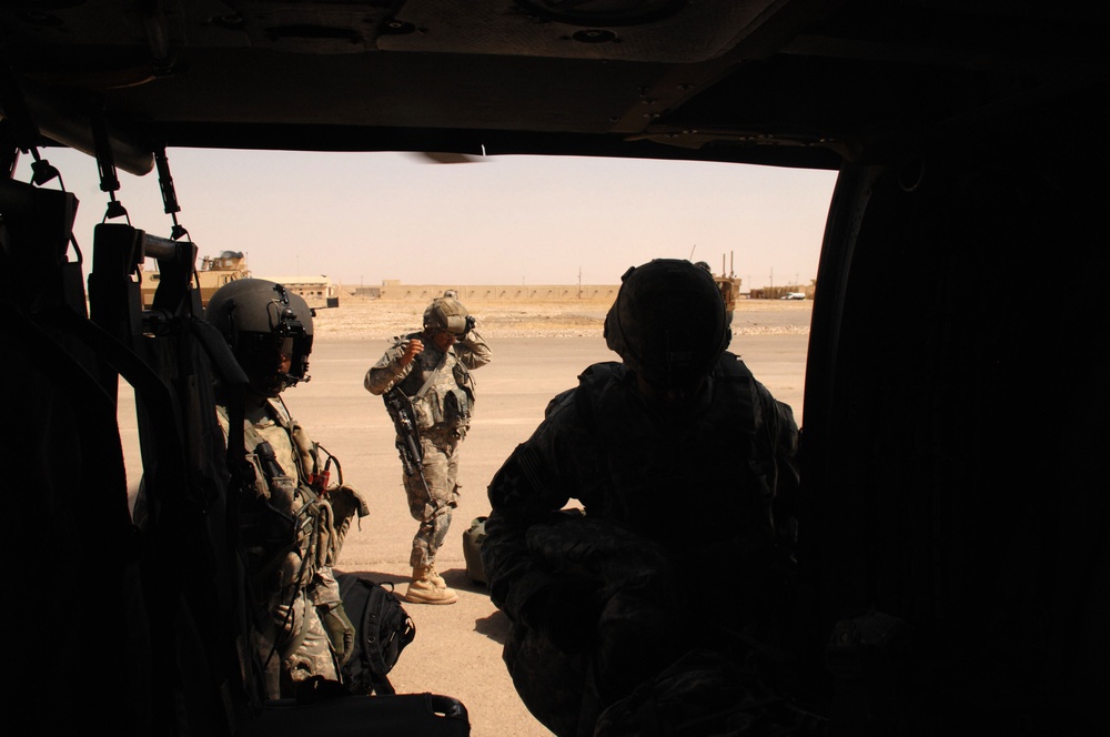 10th Mountain aviation transports troops