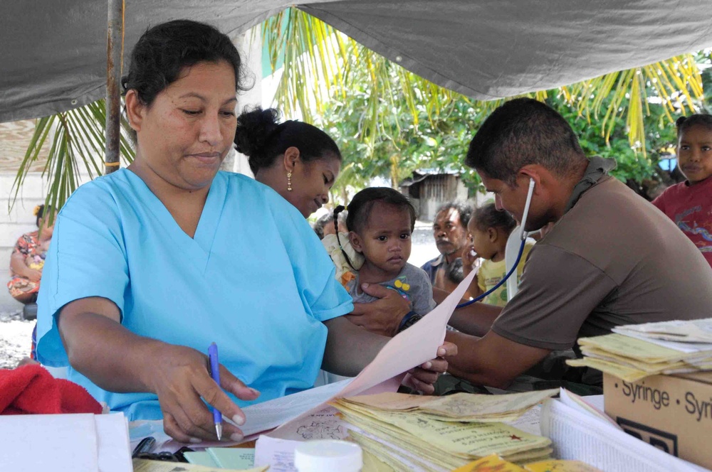 Sailors give aid to Marshall Islands