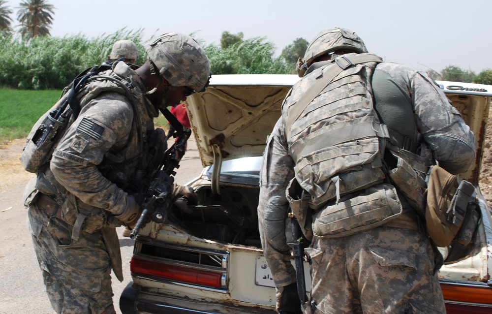 Paratroopers, Iraqi security forces assess security in Salman Pak