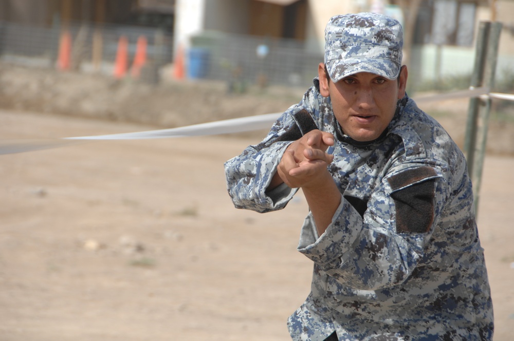 Iraqi police practice room clearing techniques