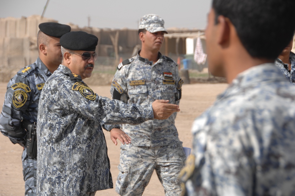 Iraqi police practice room clearing techniques