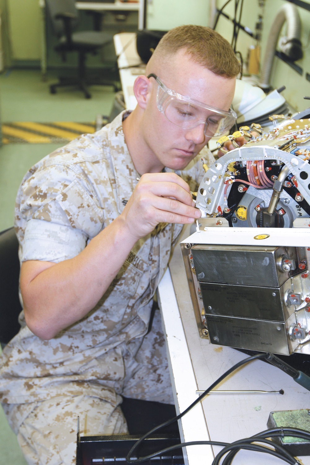 MALS-31 van pad Marines, sailors, artisans repair F/A-18s