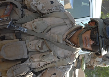 Iraqi soldiers give out food in Baghdad