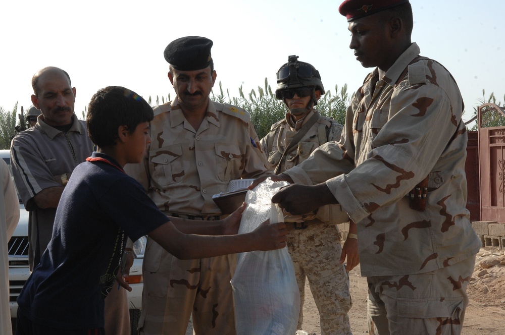 Iraqi soldiers give out food in Baghdad