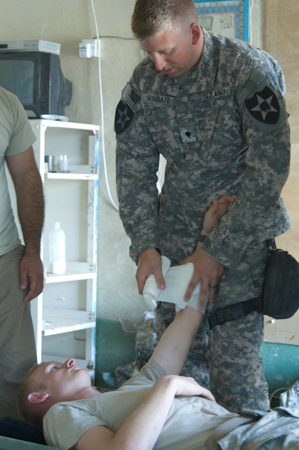 Iraqi soldiers learn first aid