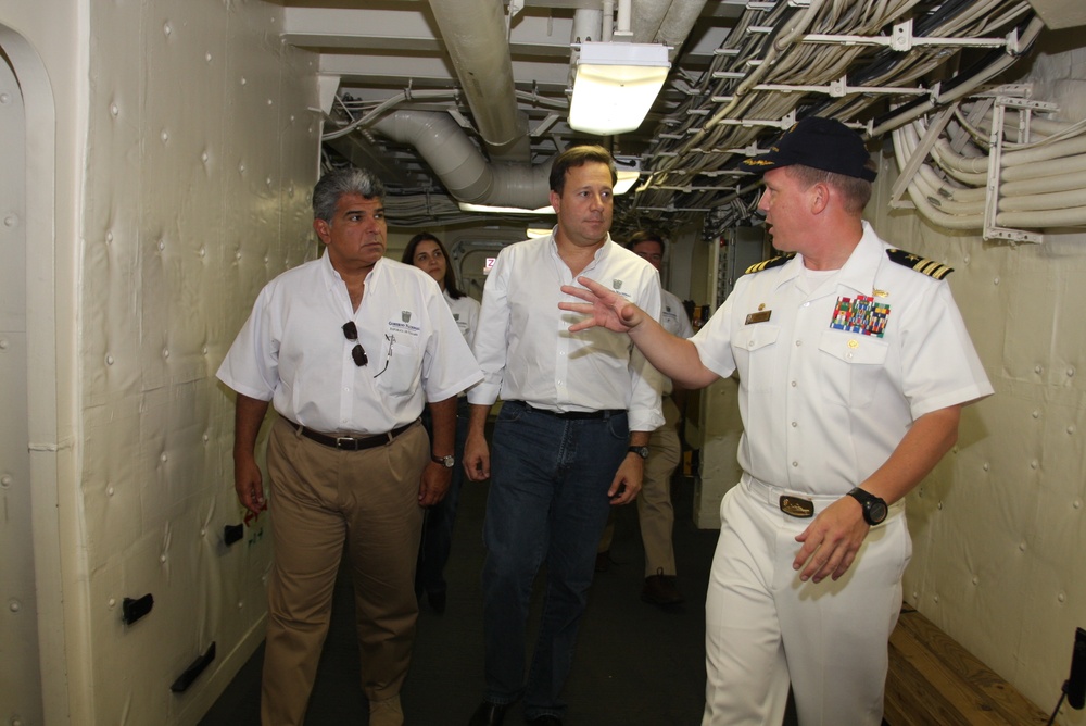 Panama Leaders Visits USS Mesa Verde