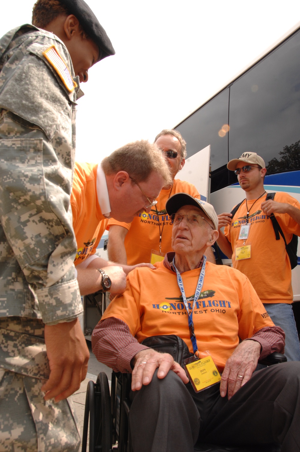 Soldiers help vets tour DC