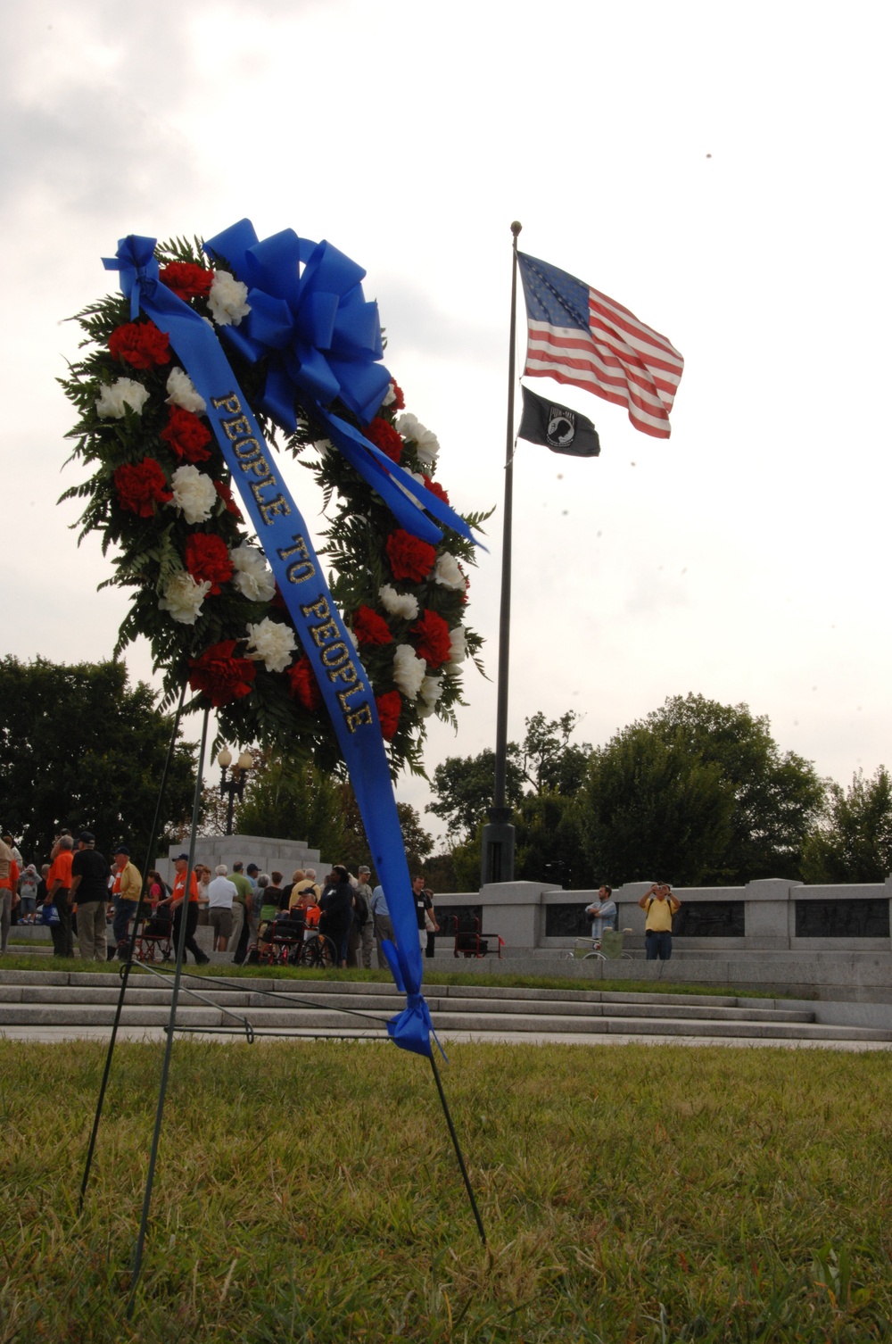 Soldiers help vets tour DC