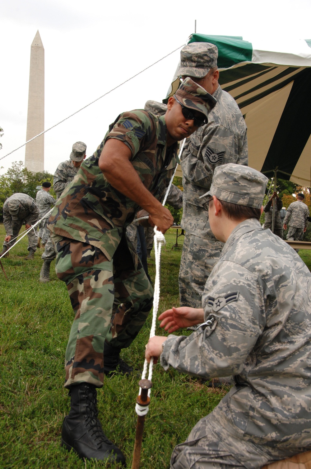 Soldiers help vets tour DC