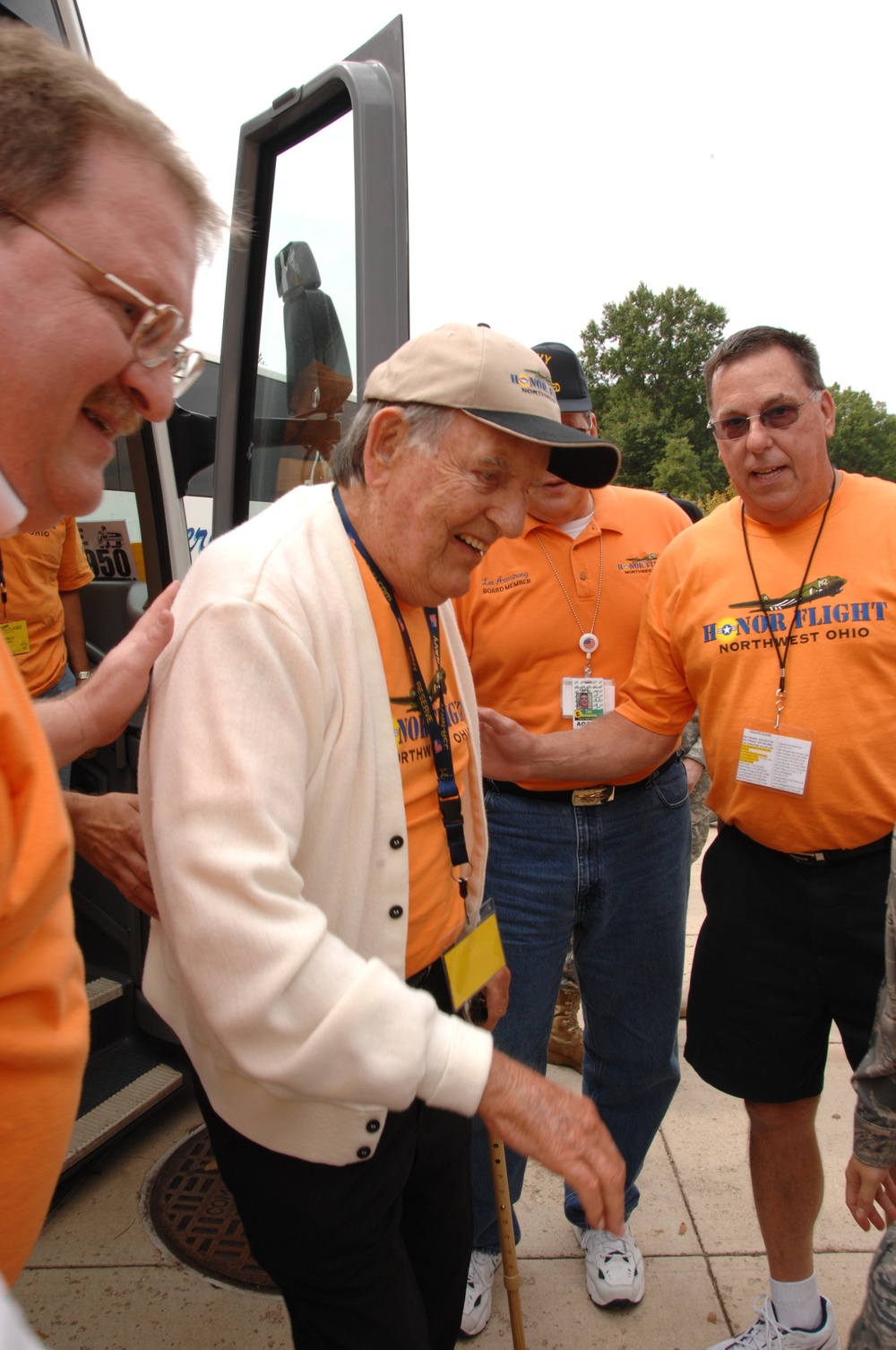 Soldiers help vets tour DC