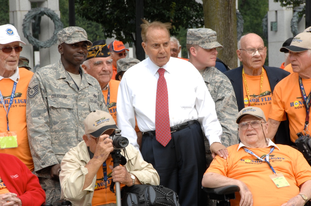 Soldiers help vets tour DC