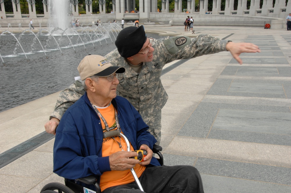 Soldiers help vets tour DC