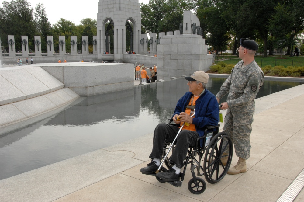 Soldiers help vets tour DC