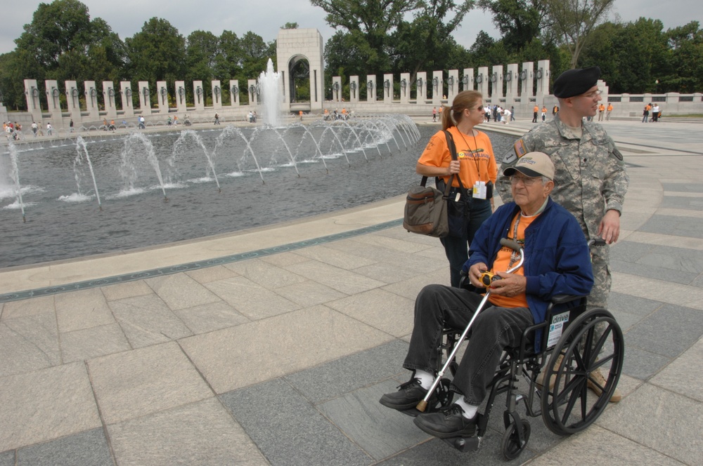 Soldiers help vets tour DC