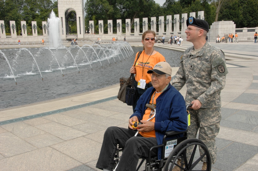 Soldiers help vets tour DC