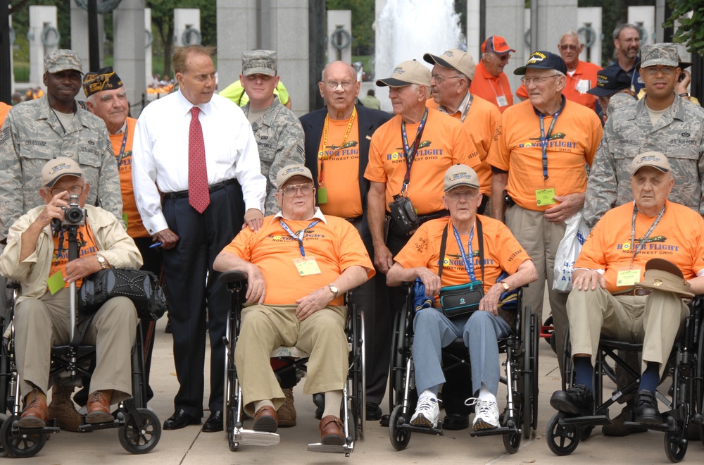 Soldiers help vets tour DC