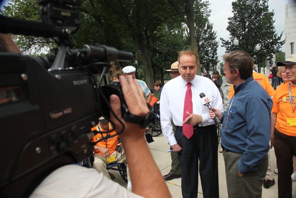 Soldiers help vets tour DC