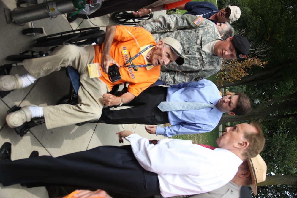 Soldiers help vets tour DC