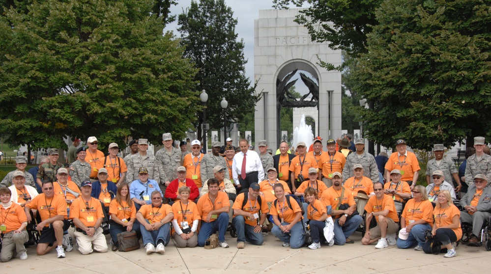 Soldiers help vets tour DC