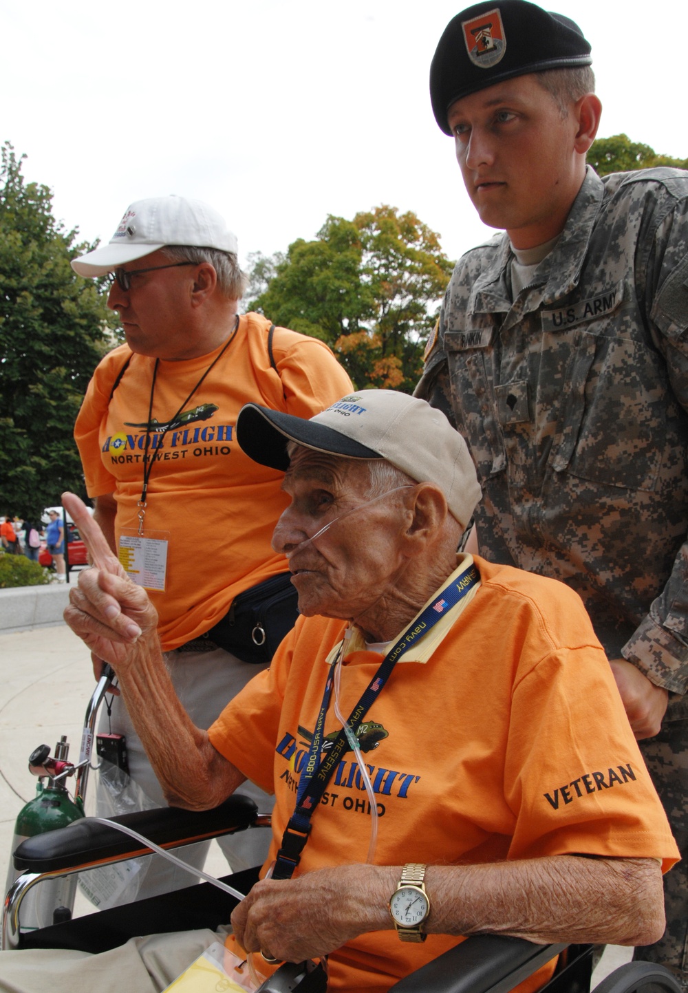 Soldiers help vets tour DC