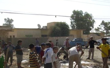 Qayyarah citizens clean up their streets with the help of U.S. forces