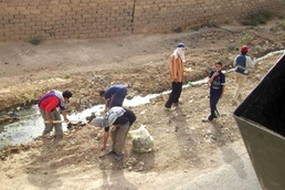 Qayyarah citizens clean up their streets with the help of U.S. forces