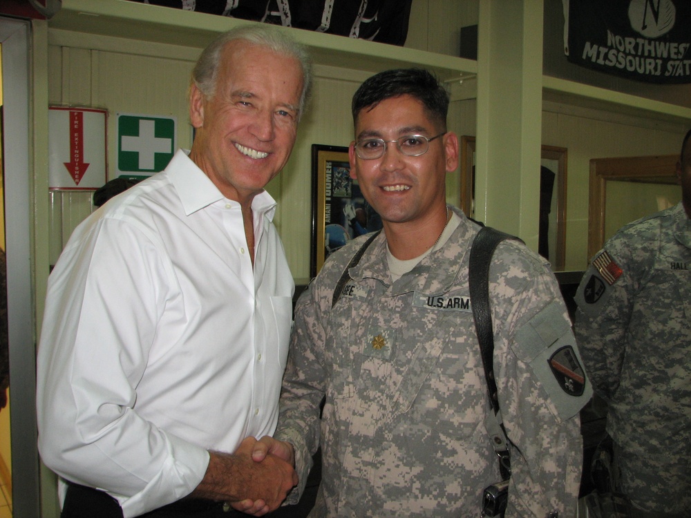 Louisiana Engineer Soldier meets Vice President