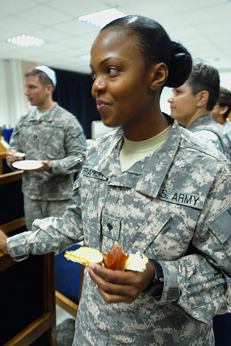 Soldiers travel to VBC to celebrate the Jewish New Year