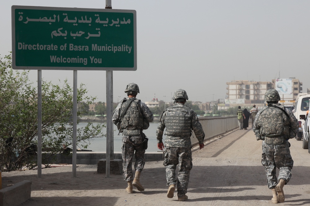 Soldiers speak to Iraqi's about U.S. presence