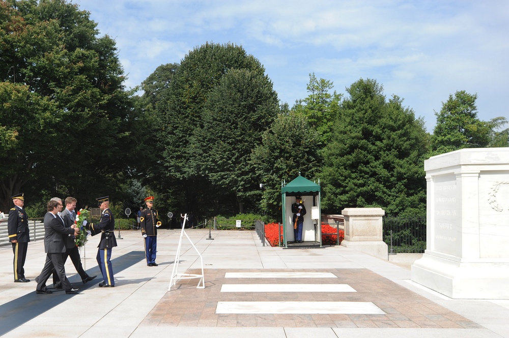 Guard's NASCAR drivers lay wreath at Tomb of Unknowns