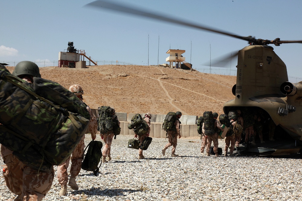 Czechs load Chinook