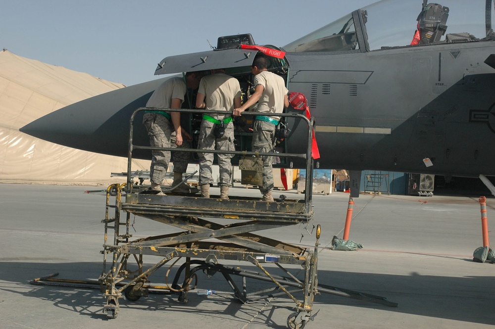 DVIDS - News - Flight line crews kept informed at