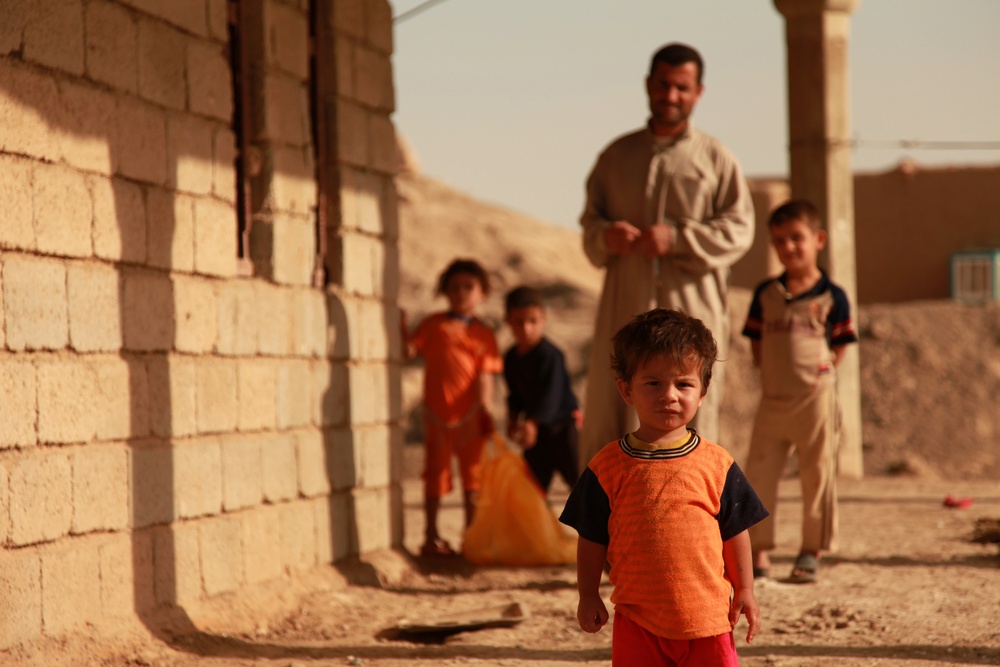 Iraqi soldiers hand out food in Tal Adh Dhah