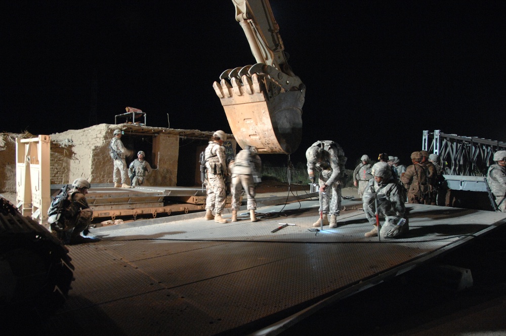 Soldiers remove temporary bridge near Amarah