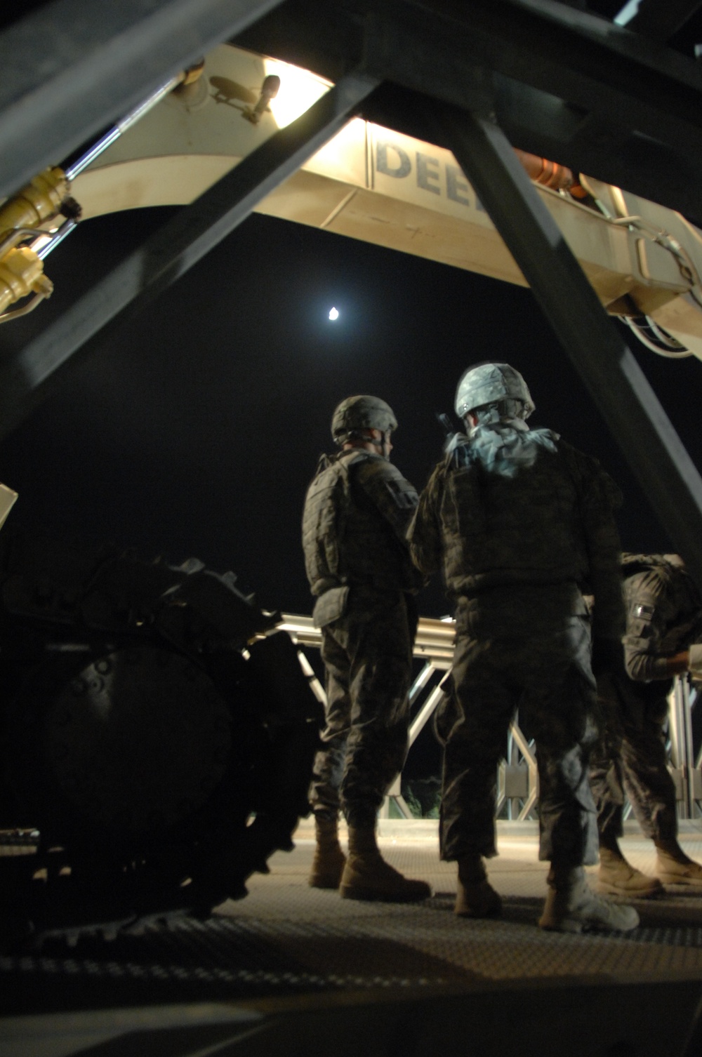 Soldiers remove temporary bridge near Amarah