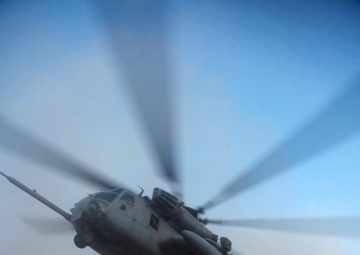 Air-Ground team airlifts newest howitzers in historic first