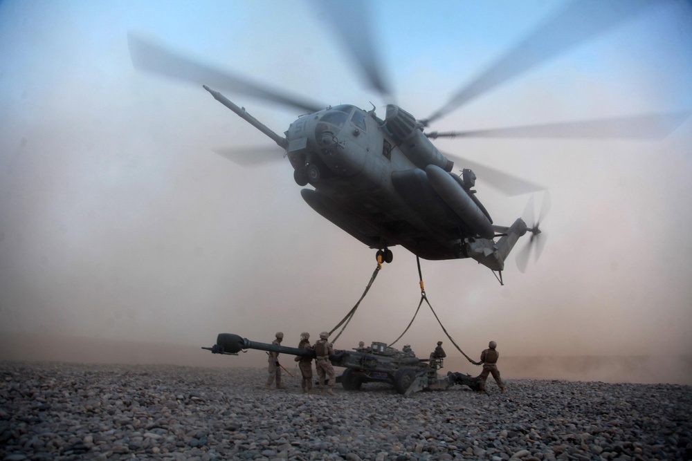 Air-Ground team airlifts newest howitzers in historic first