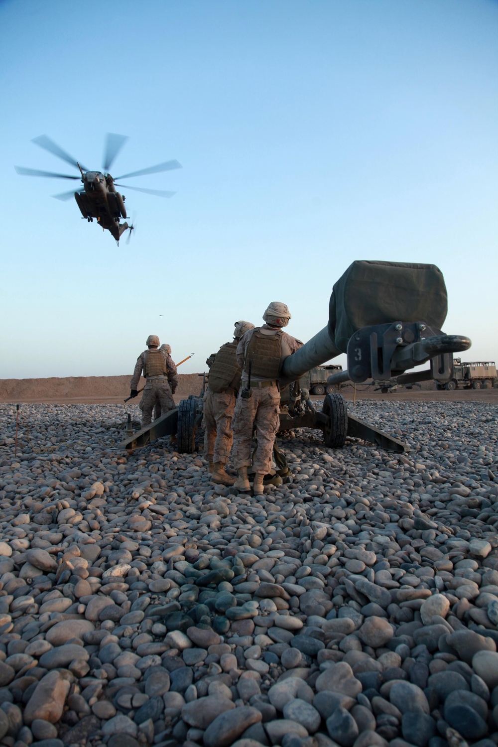 Air-Ground team airlifts newest howitzers in historic first