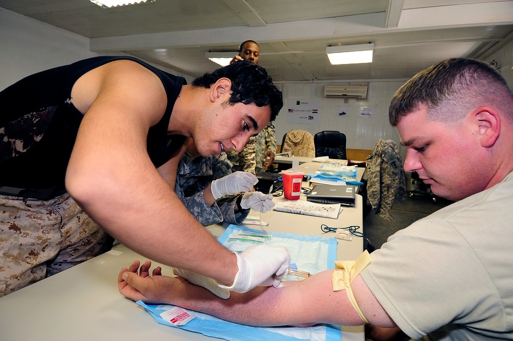 Iraqi soldiers learn about IV's