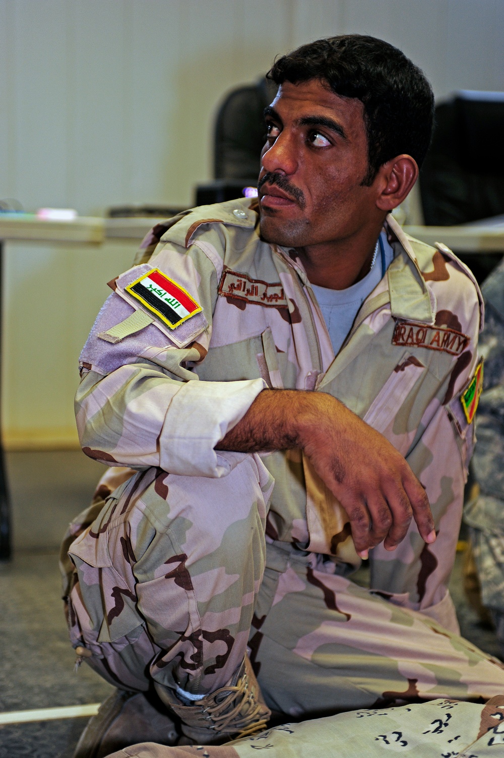 Iraqi soldiers learn about IV's